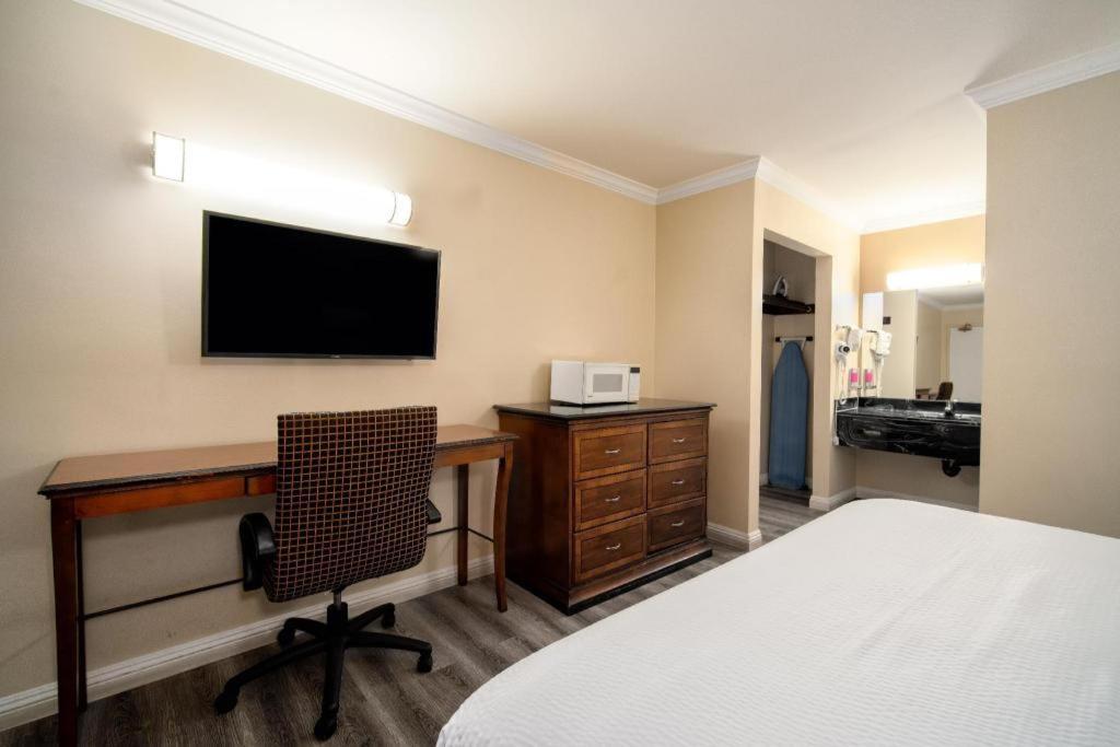 Sea Rock Inn - Los Angeles photo 7