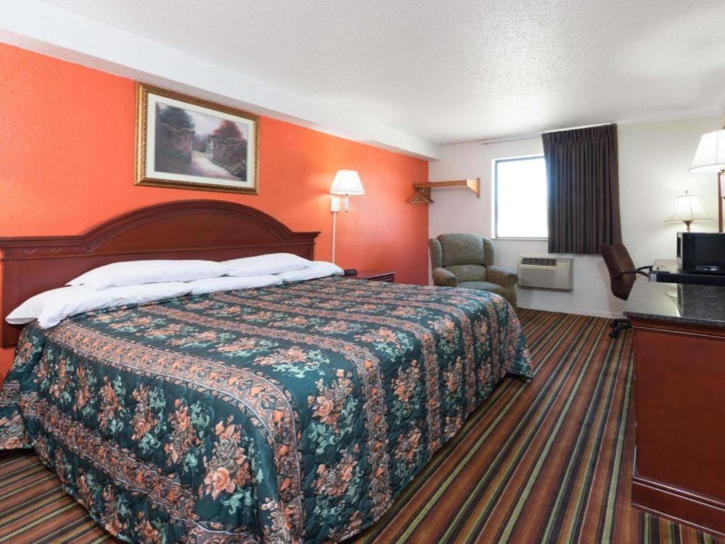 Knights Inn Ferguson MO photo 2
