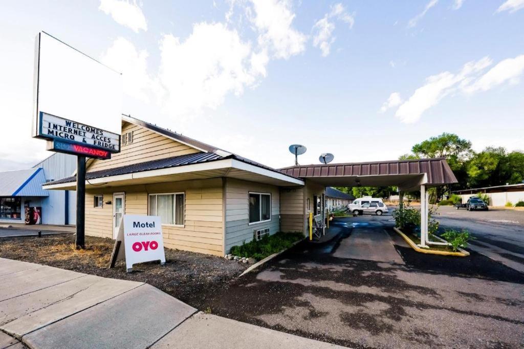 OYO Riverside Inn John Day OR photo 2