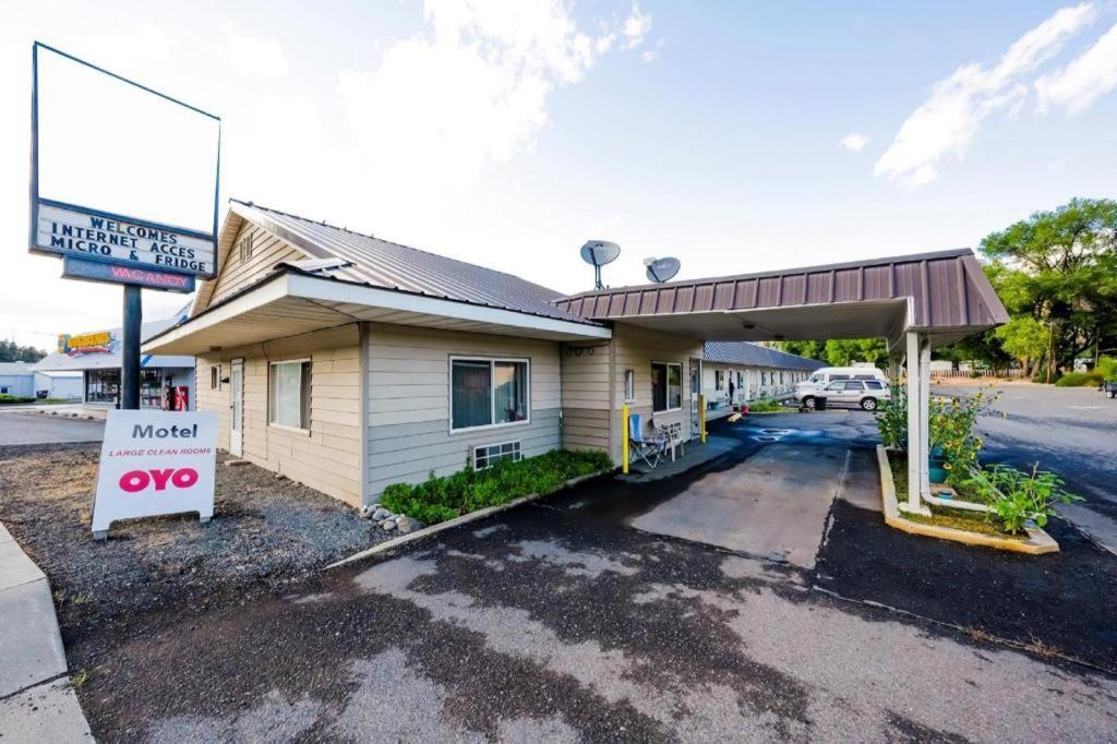 OYO Riverside Inn John Day OR photo 3