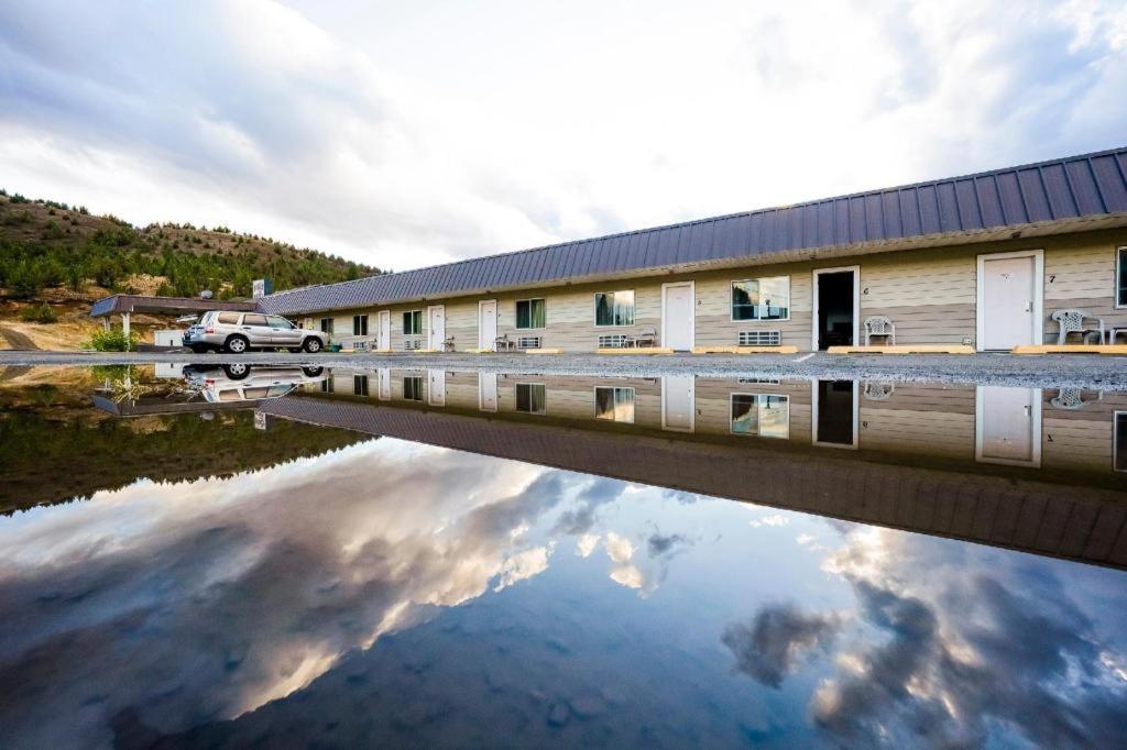 OYO Riverside Inn John Day OR photo 6