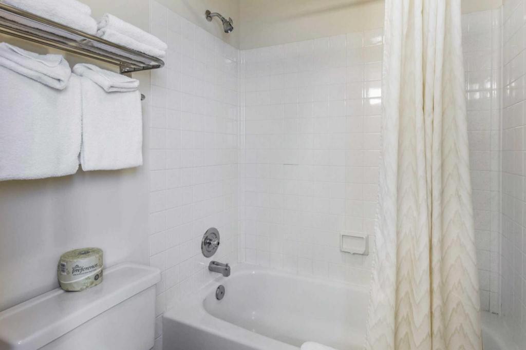 Rodeway Inn photo 10