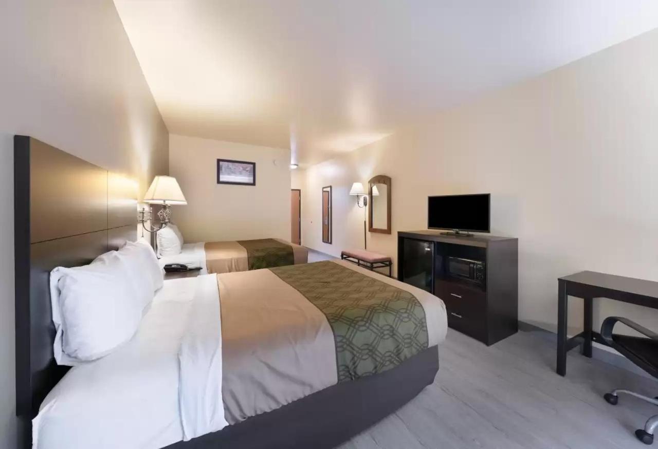 Econo Lodge Inn & Suites Bridgeport photo 21