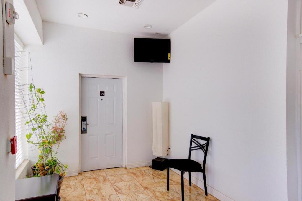 Hotel O Dilley Main St TX photo 12