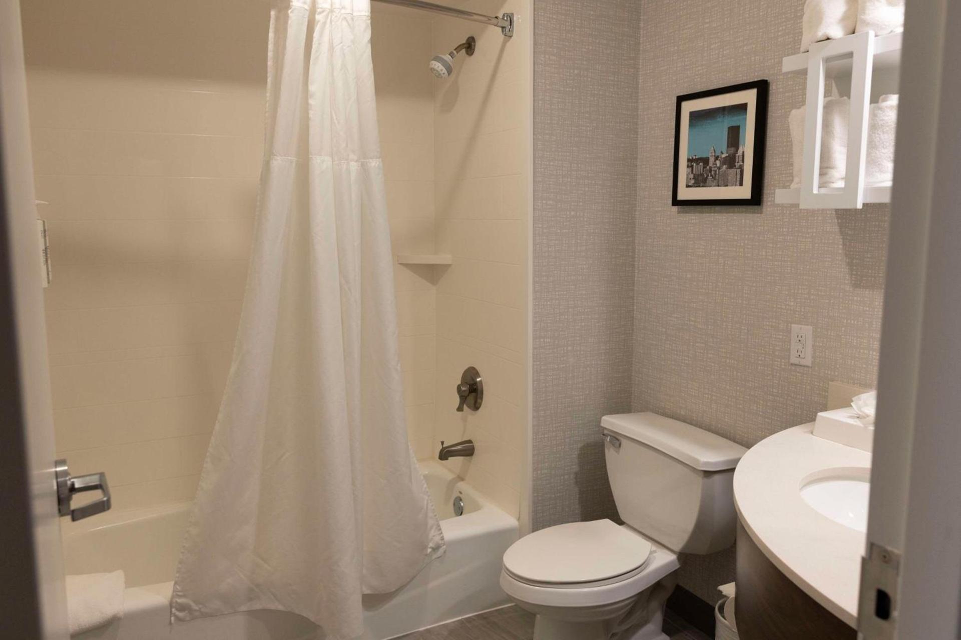 Hampton Inn Kent/Akron Area photo 67