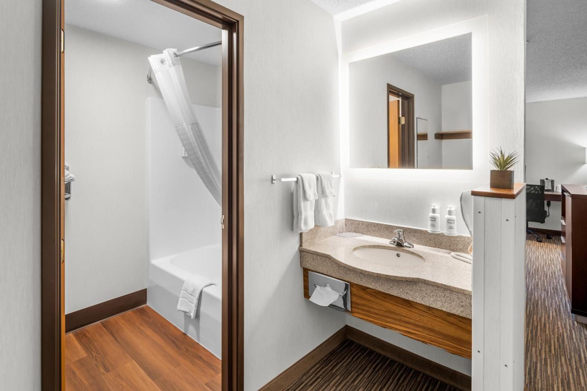 EverSpring Inn & Suites photo 9
