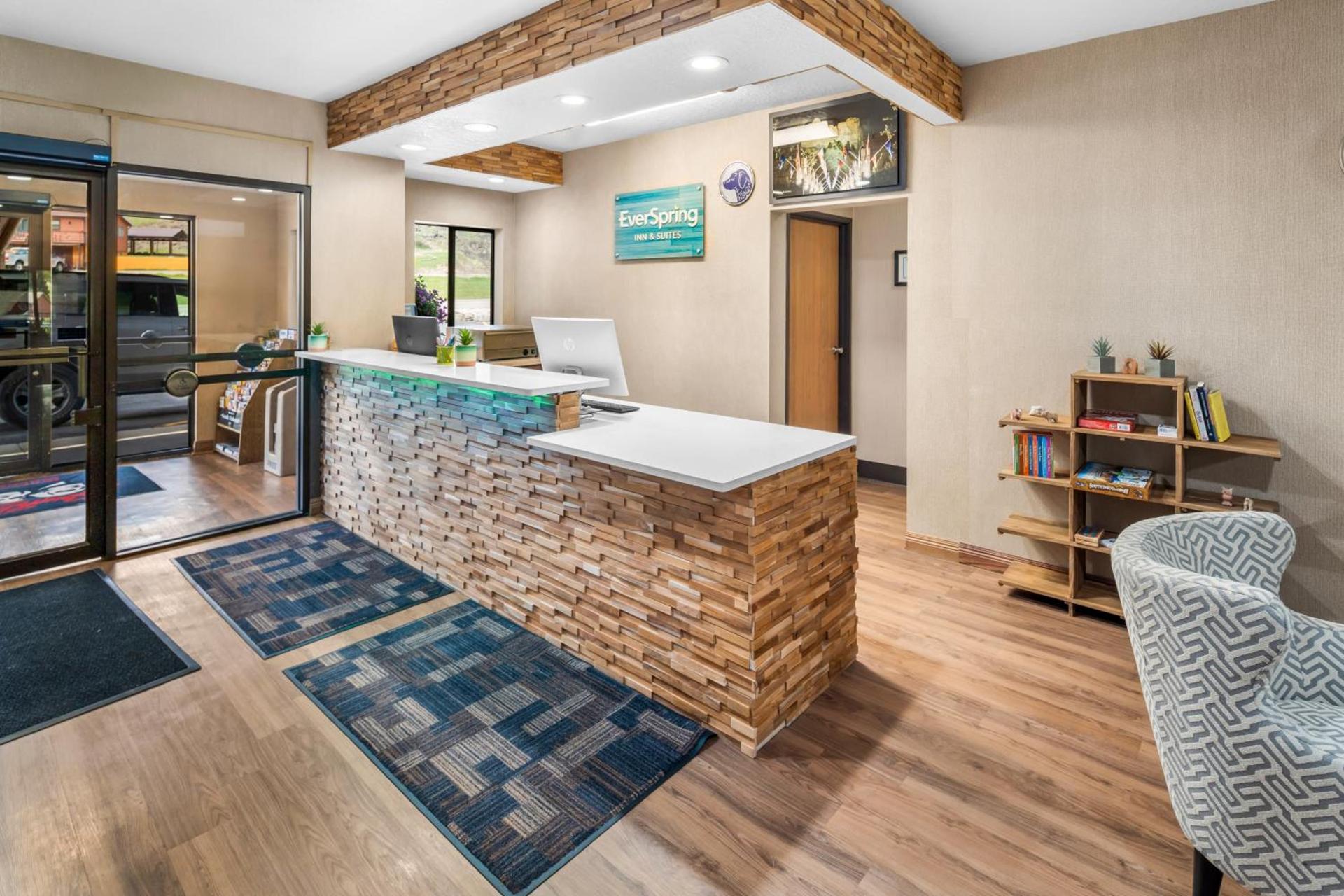 EverSpring Inn & Suites photo 2