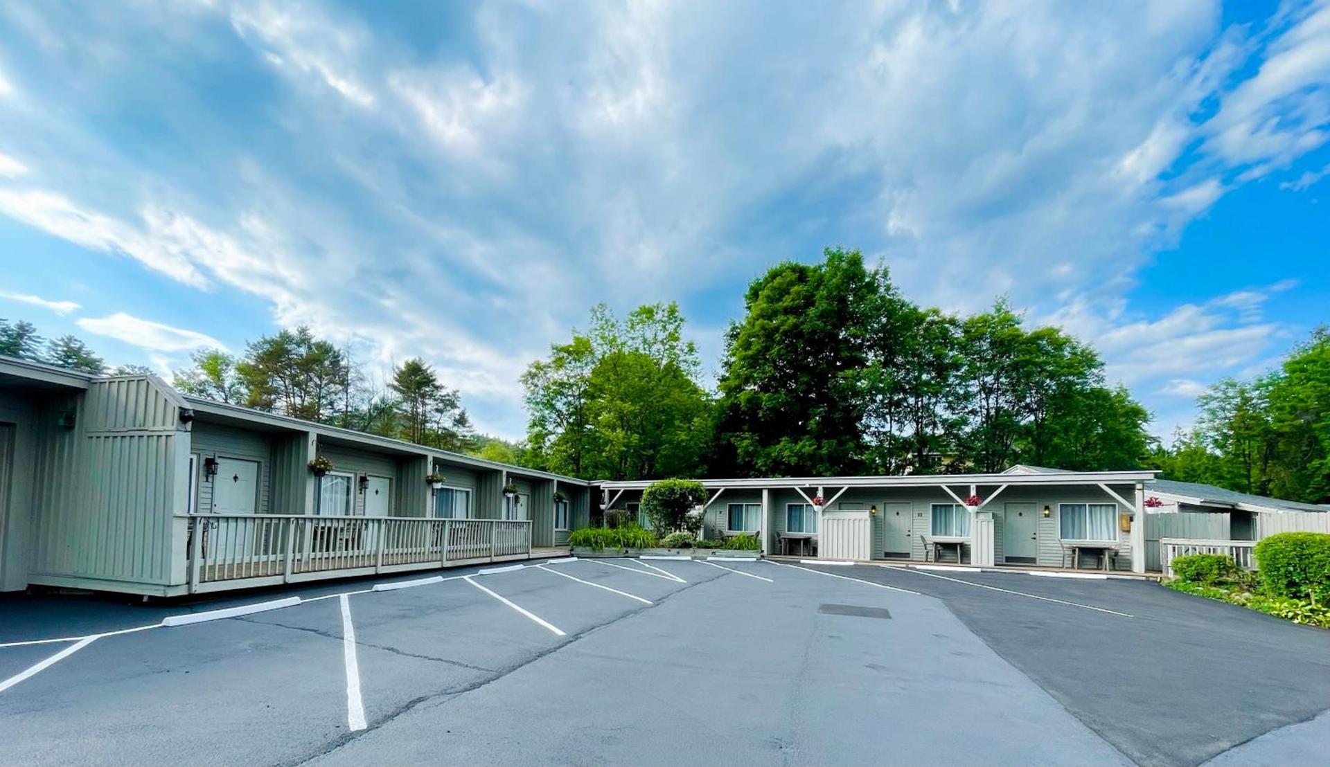 Waters Edge Lodge photo 1
