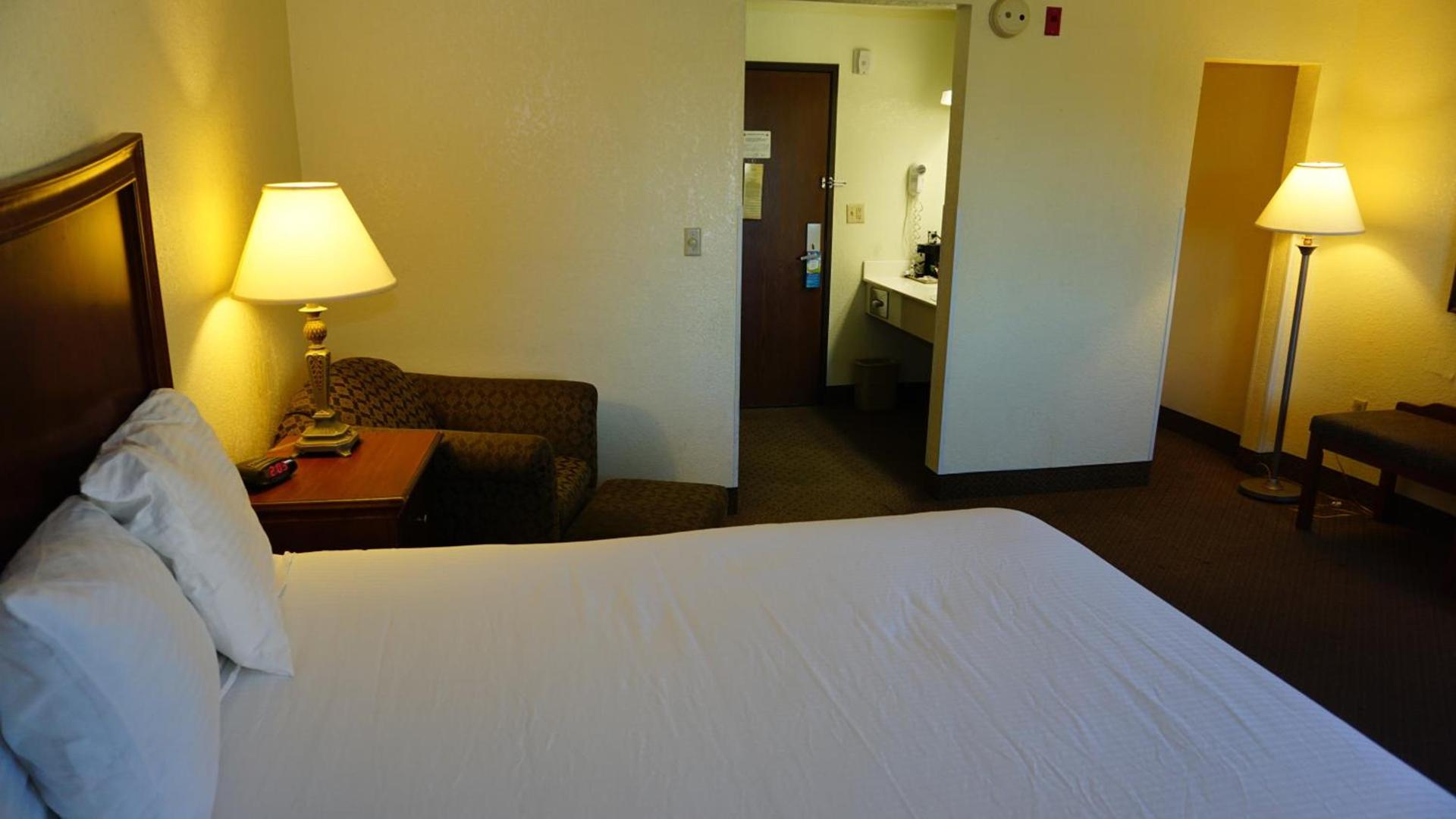 Baymont by Wyndham Arlington At Six Flags Dr photo 15