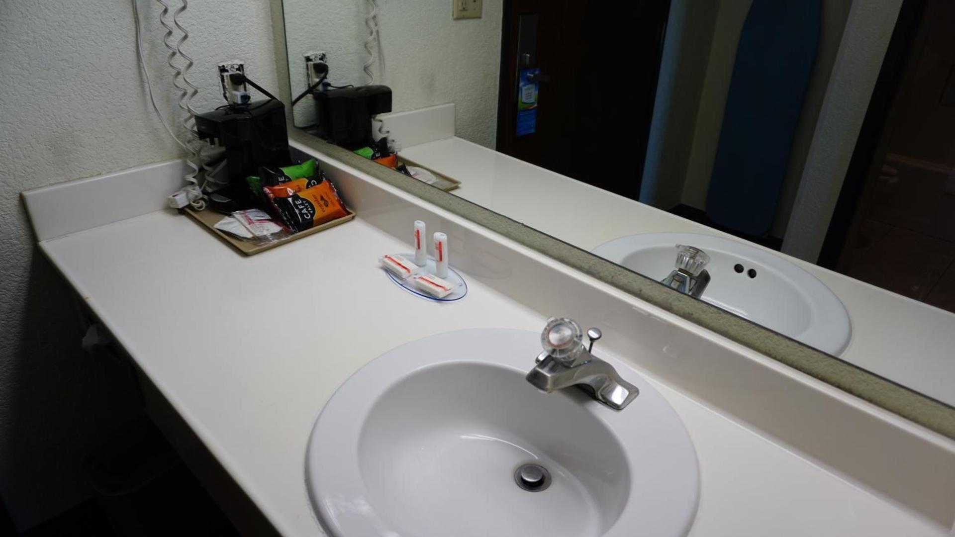 Baymont by Wyndham Arlington At Six Flags Dr photo 10
