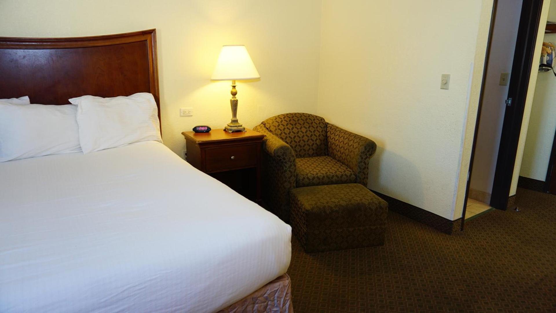 Baymont by Wyndham Arlington At Six Flags Dr photo 16