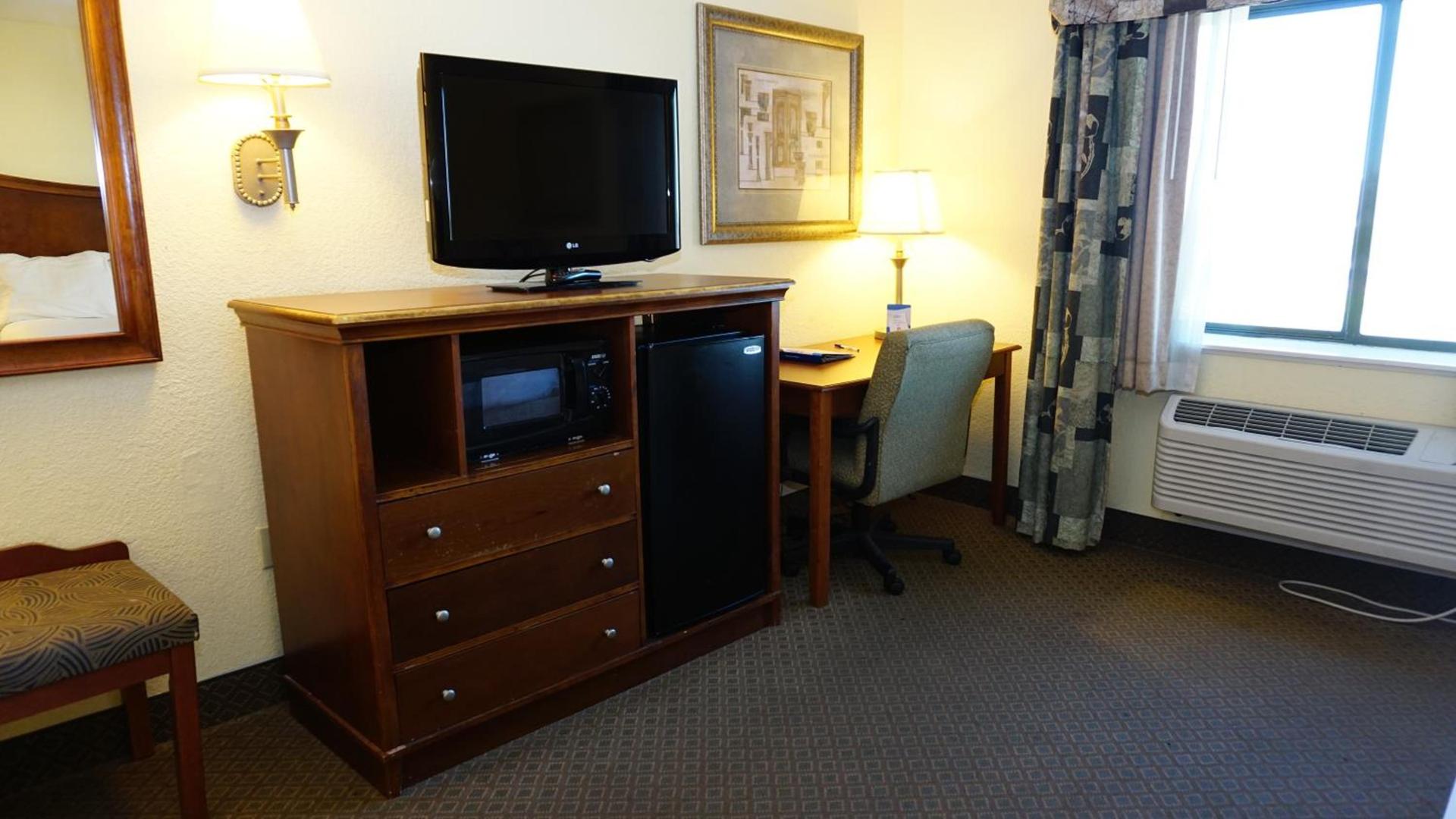 Baymont by Wyndham Arlington At Six Flags Dr photo 17