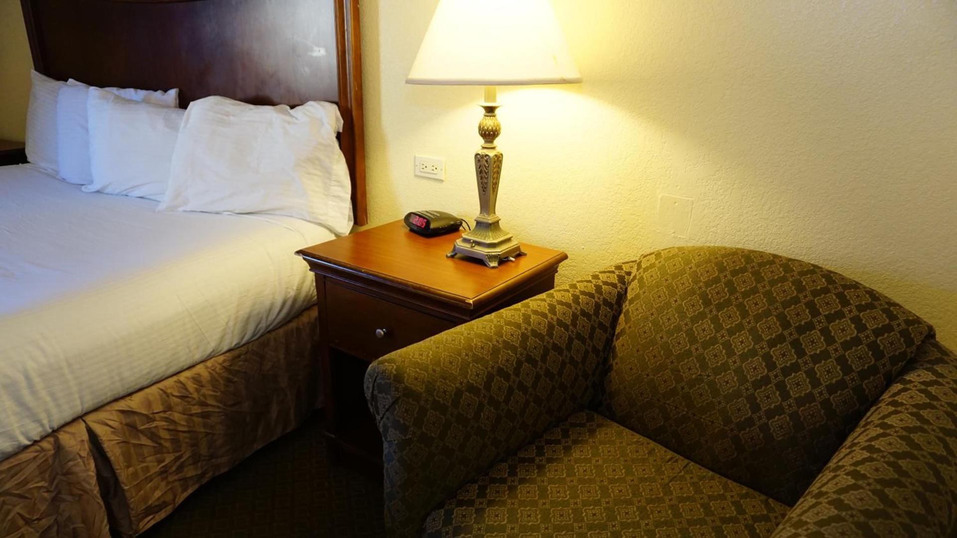 Baymont by Wyndham Arlington At Six Flags Dr photo 8