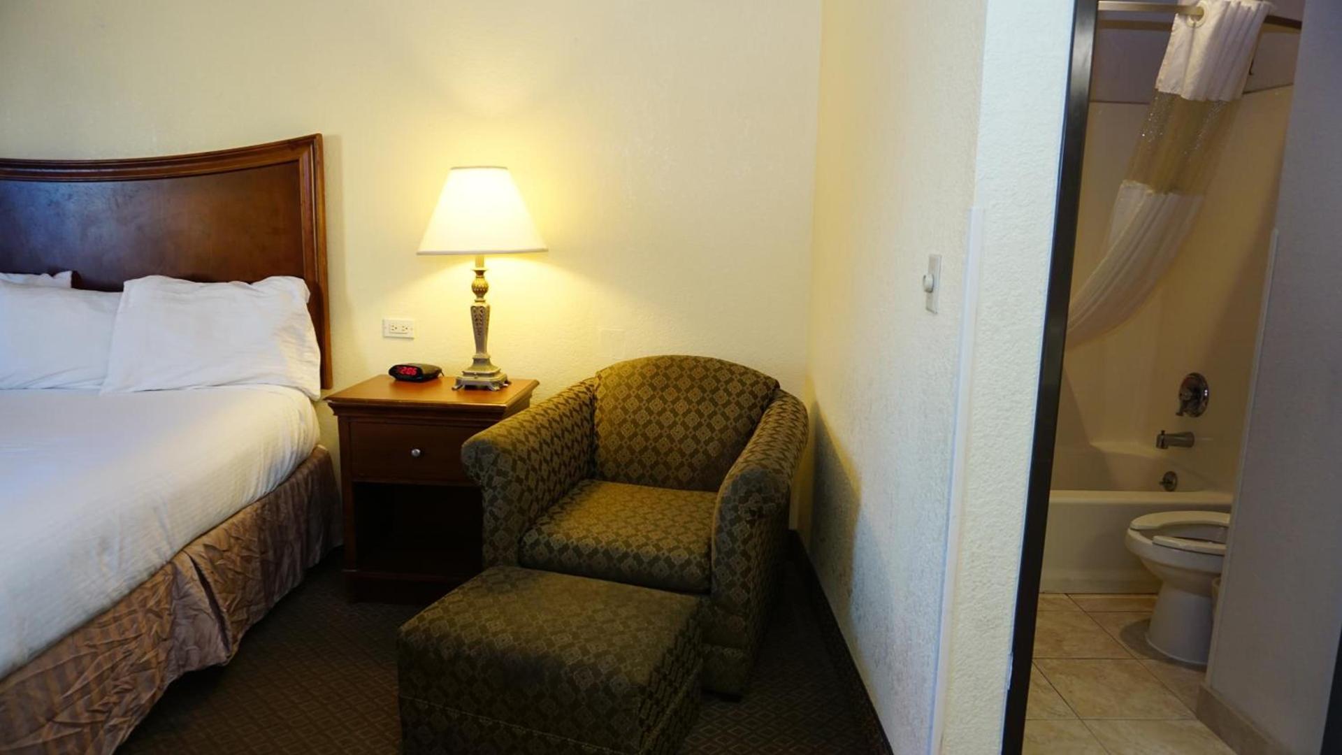 Baymont by Wyndham Arlington At Six Flags Dr photo 18