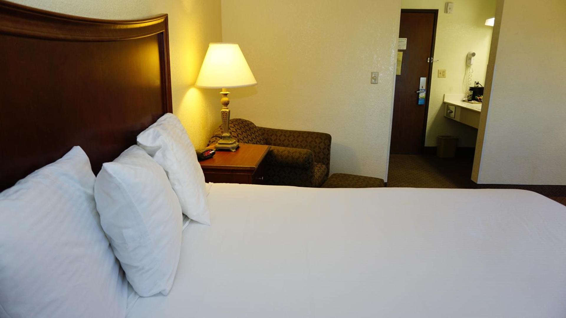 Baymont by Wyndham Arlington At Six Flags Dr photo 7