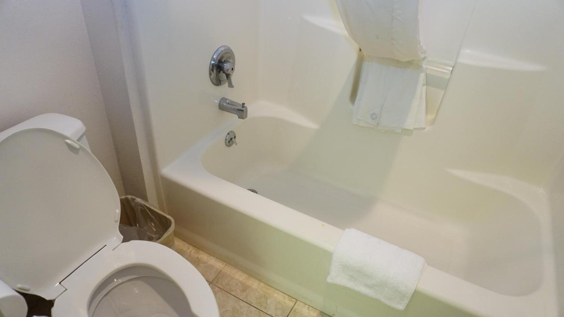 Baymont by Wyndham Arlington At Six Flags Dr photo 26