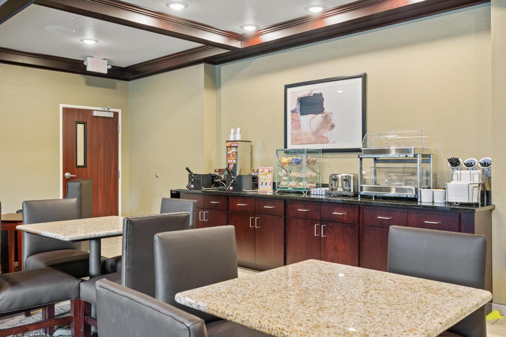 Cobblestone Hotel & Suites - Alpine photo 10