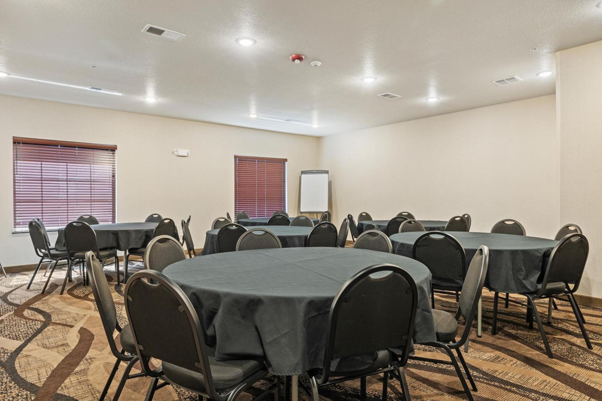 Cobblestone Hotel & Suites - Alpine photo 19
