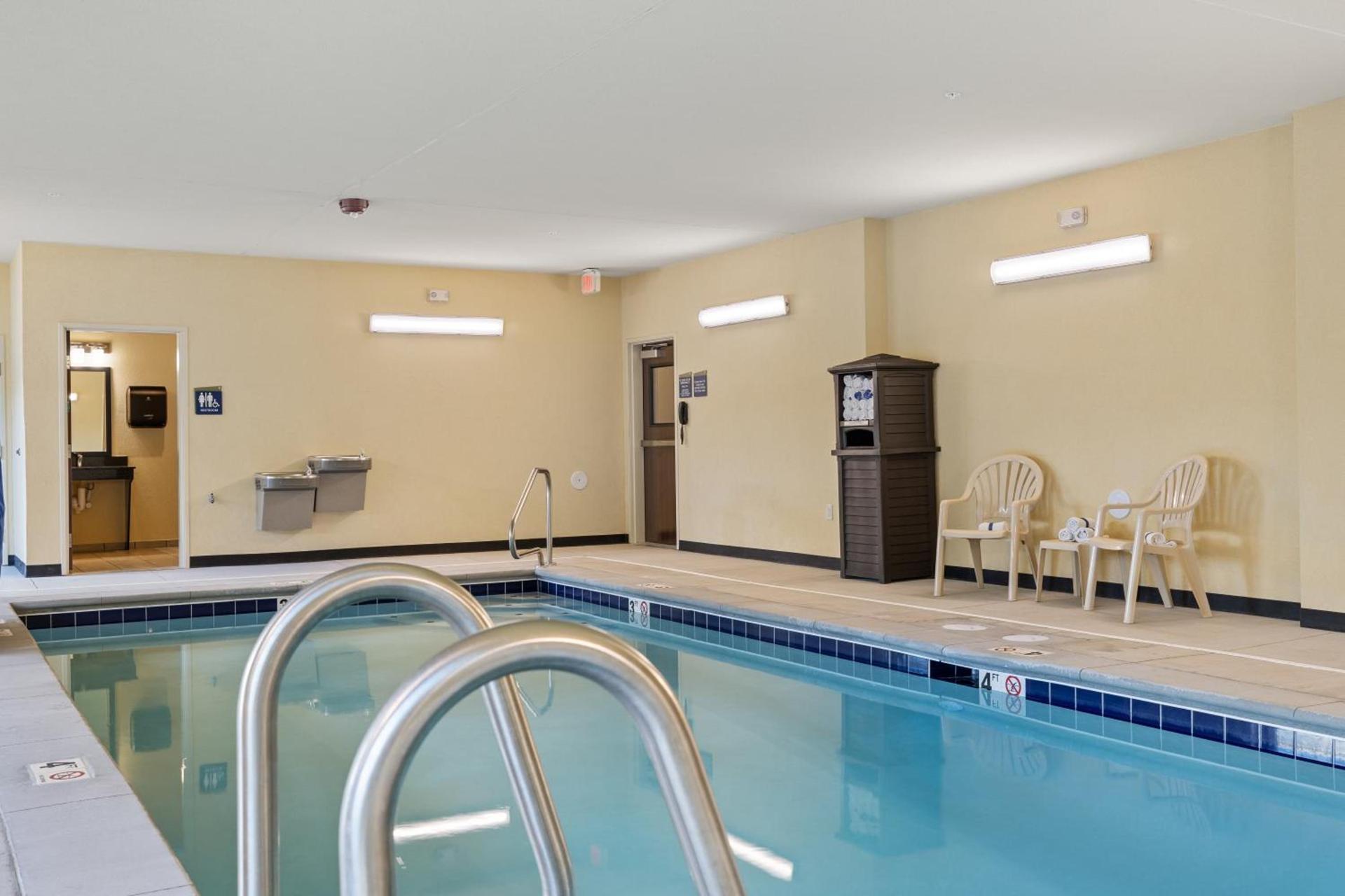 Cobblestone Hotel & Suites - Alpine photo 24