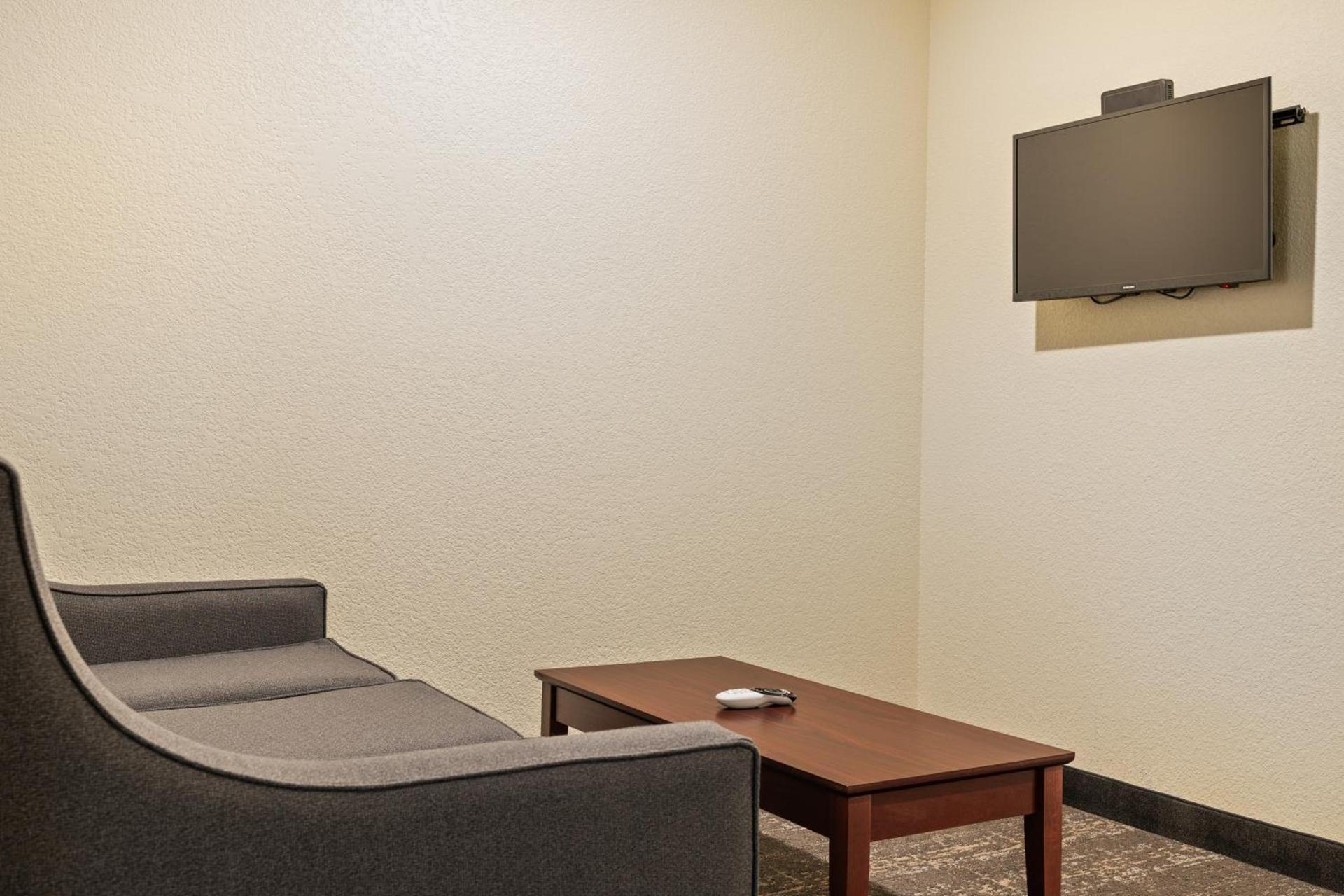 Cobblestone Hotel & Suites - Alpine photo 34