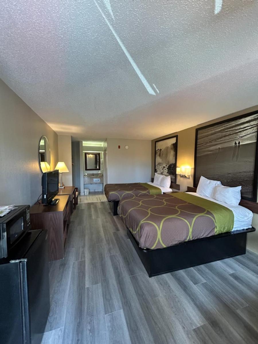 Super 8 by Wyndham Fayetteville photo 9