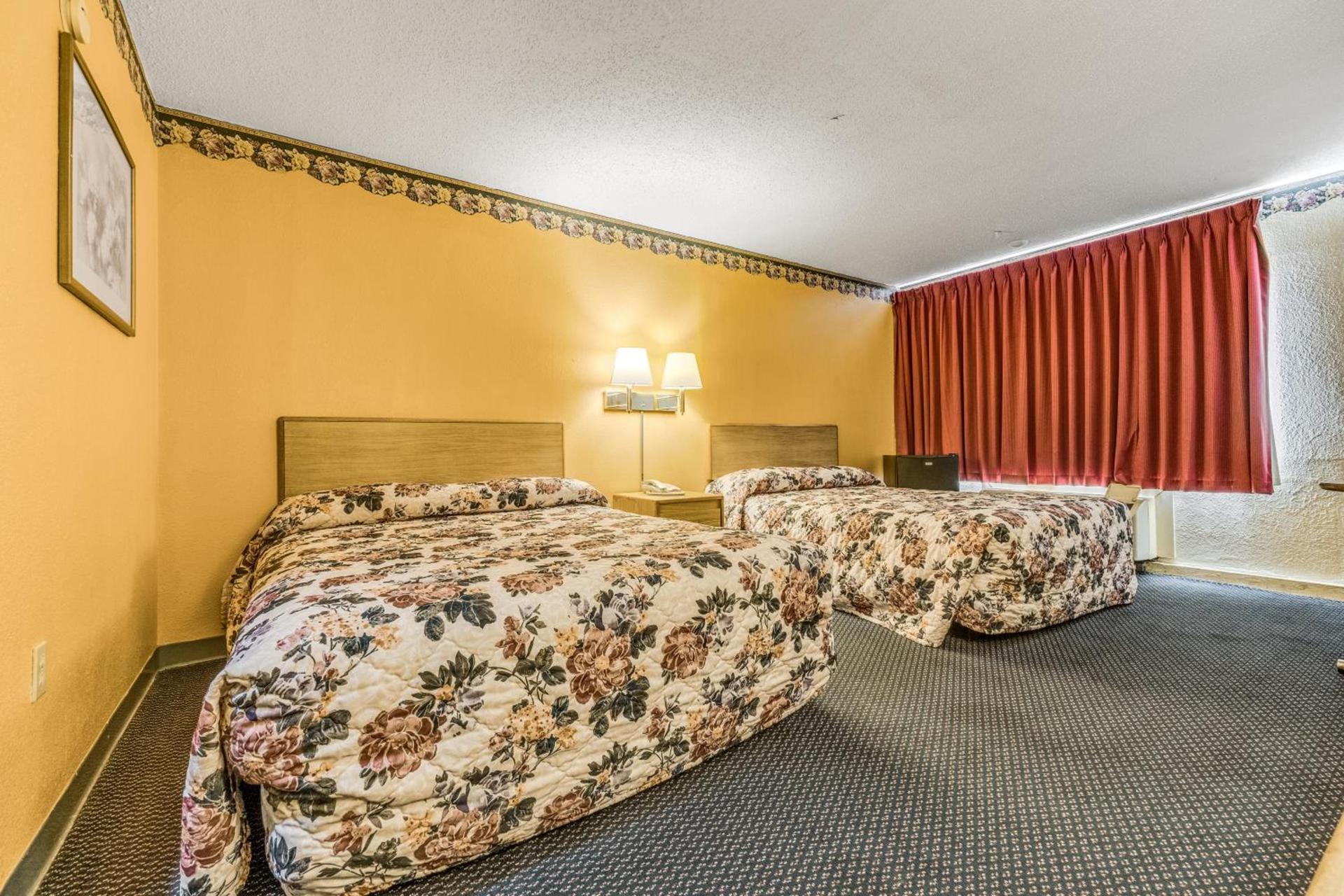 Camelot Inn photo 8