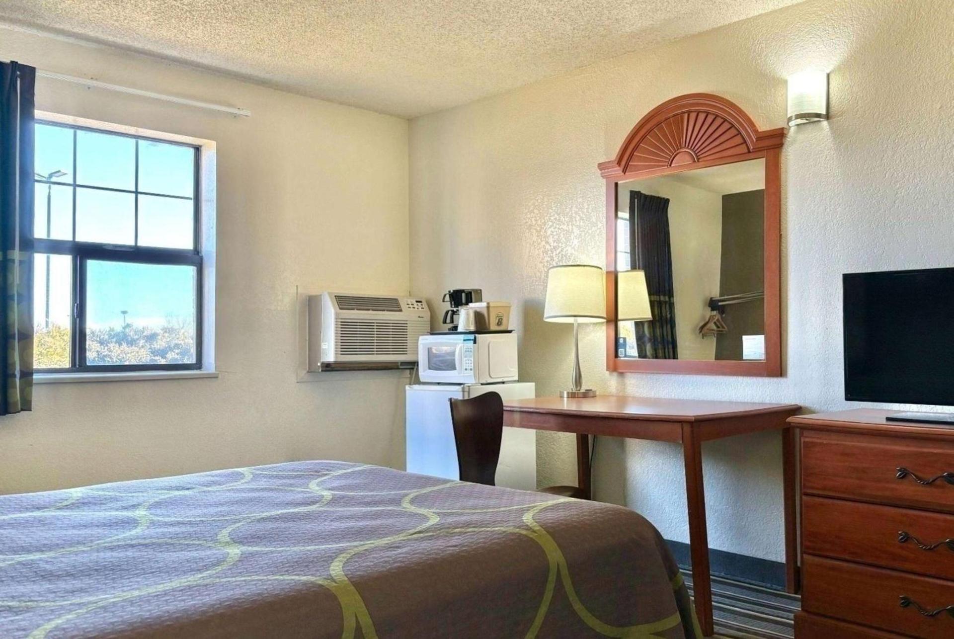 Super 8 by Wyndham Colorado Springs/Afa Area photo 23