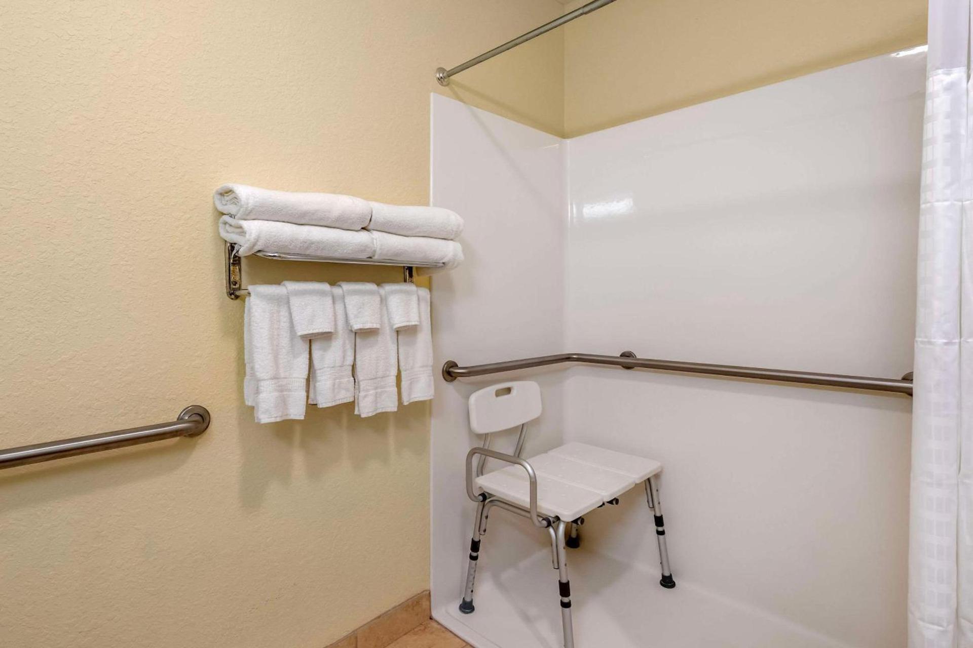 Comfort Inn & Suites Northeast - Gateway photo 10