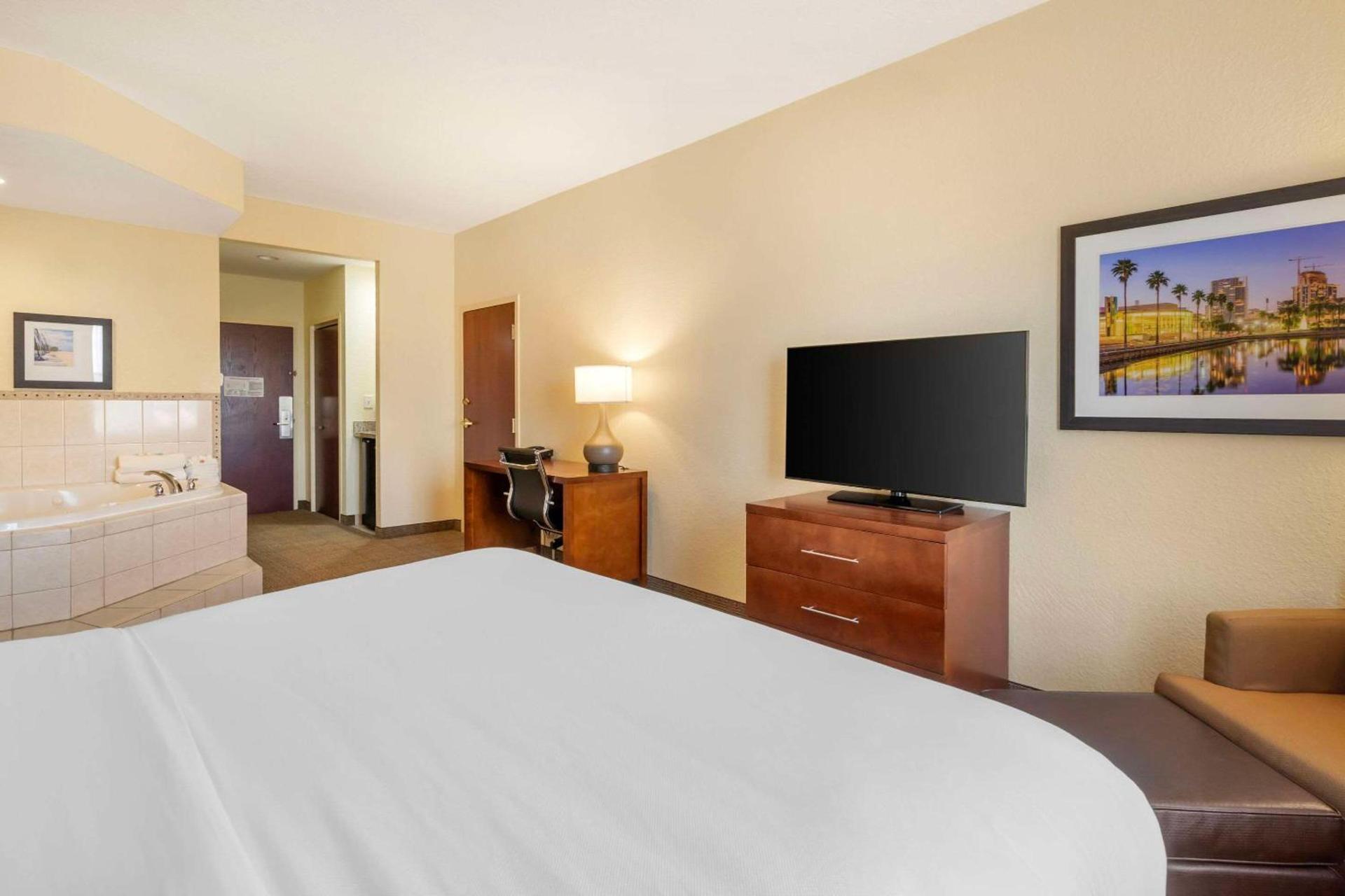 Comfort Inn & Suites Northeast - Gateway photo 16
