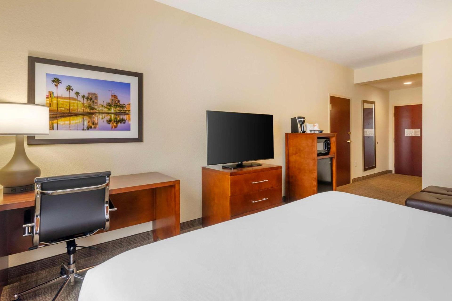 Comfort Inn & Suites Northeast - Gateway photo 26