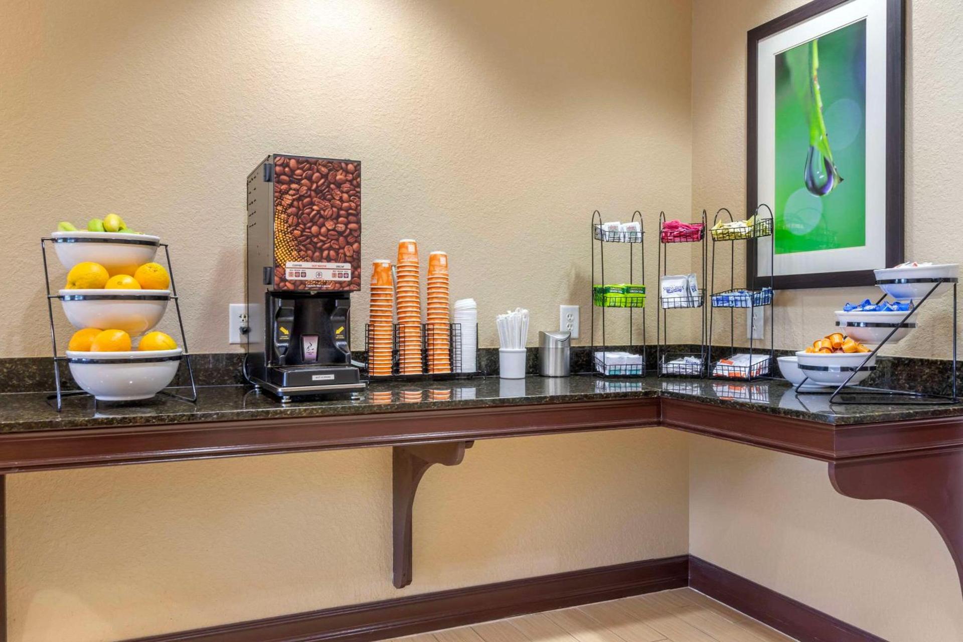 Comfort Inn & Suites Northeast - Gateway photo 39