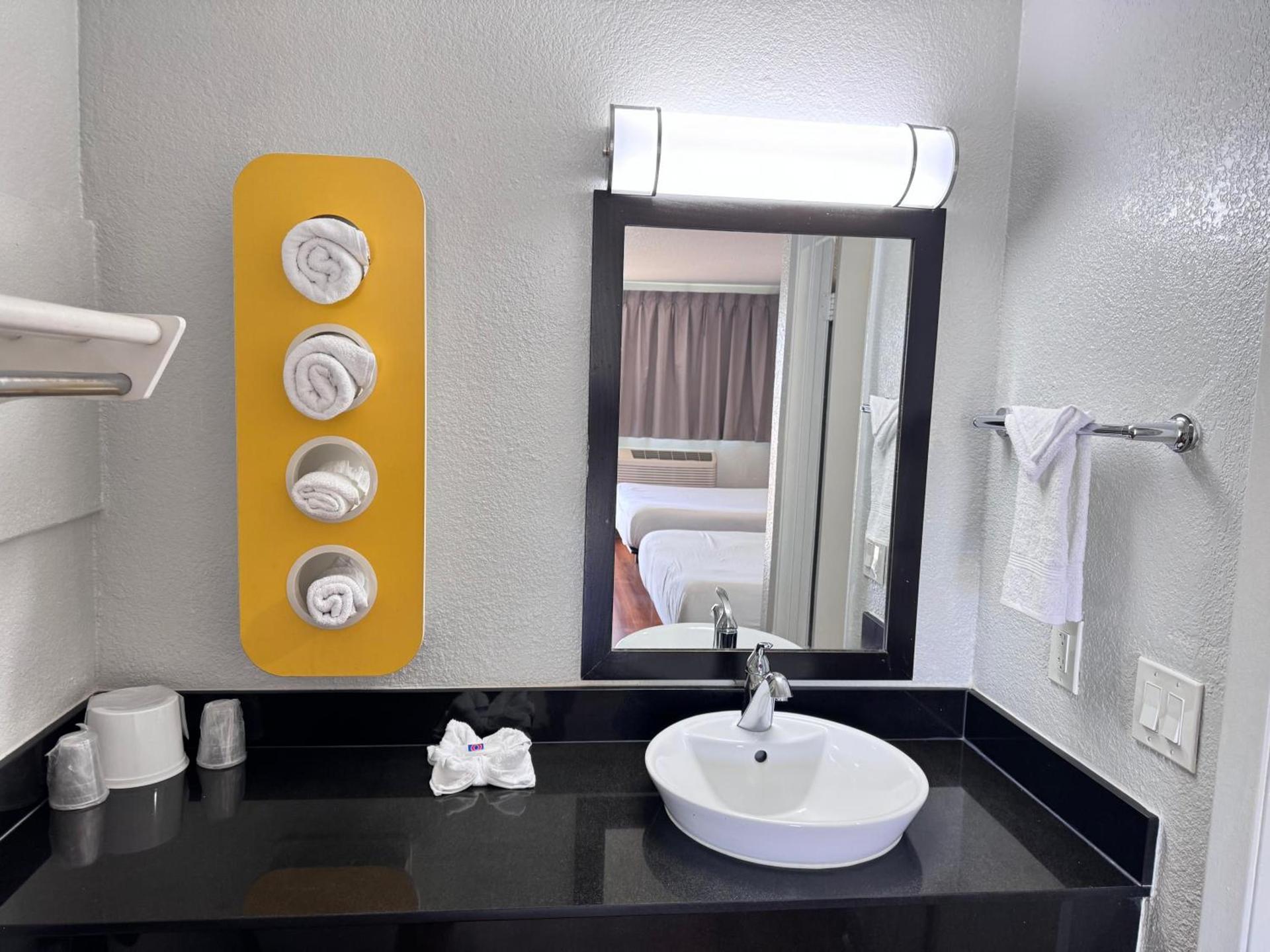 Motel 6 Ontario, CA - Airport photo 46