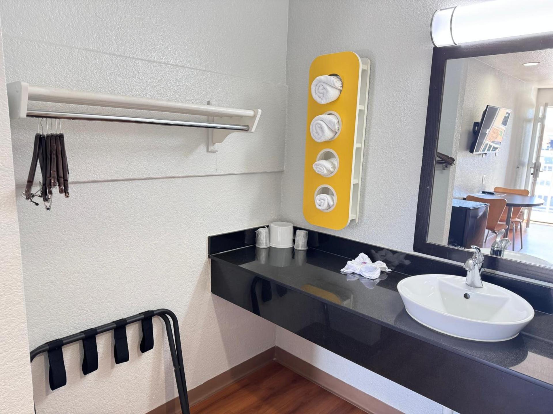 Motel 6 Ontario, CA - Airport photo 55