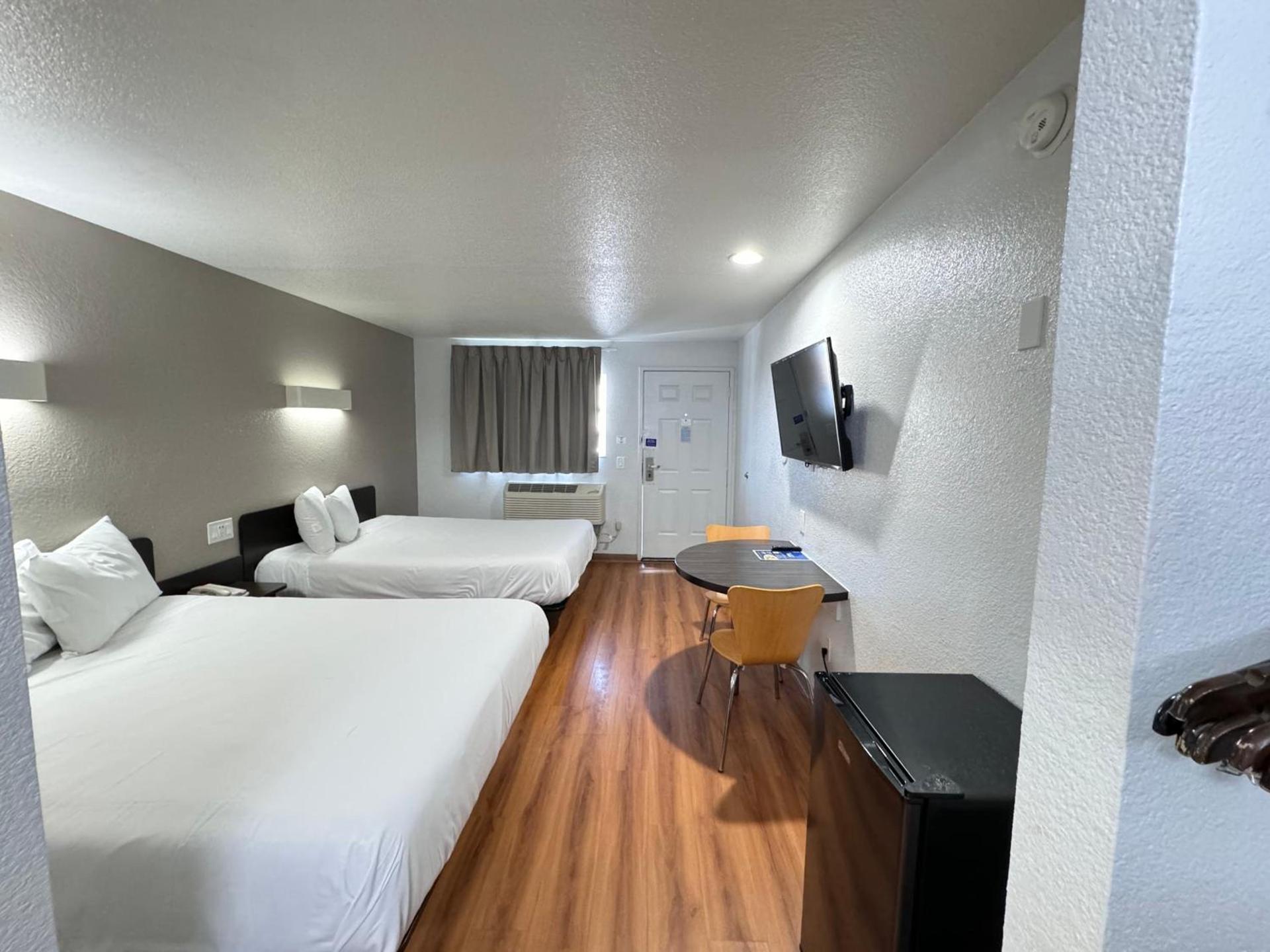 Motel 6 Ontario, CA - Airport photo 57