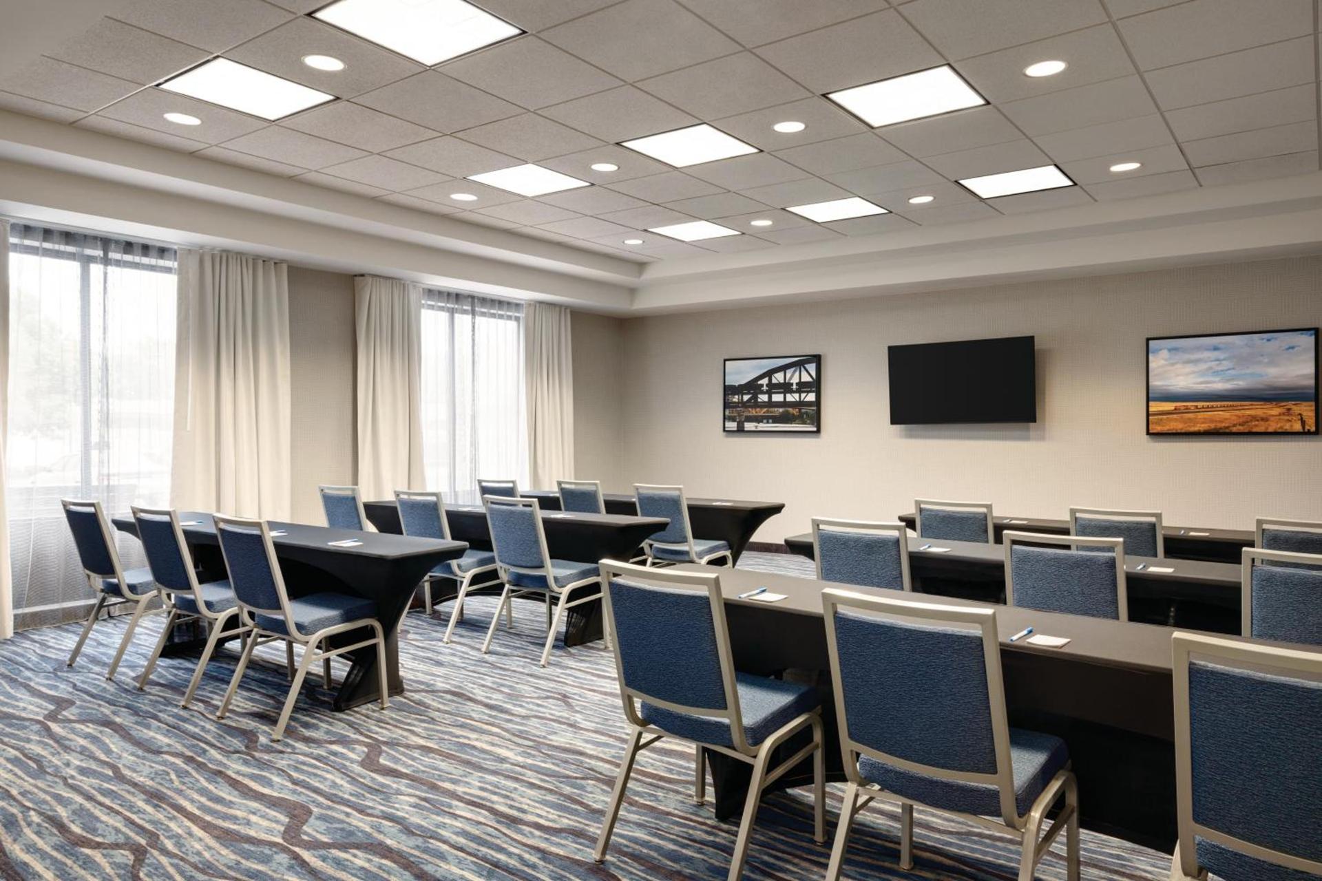 La Quinta Inn & Suites by Wyndham Springfield Airport Rte 66 photo 54