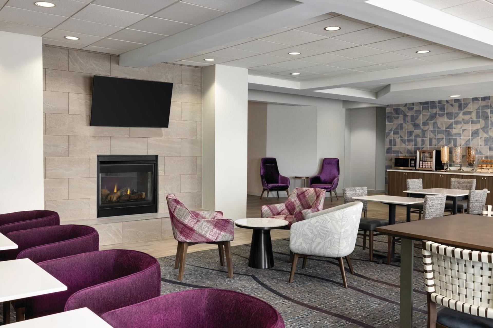 La Quinta Inn & Suites by Wyndham Springfield Airport Rte 66 photo 56