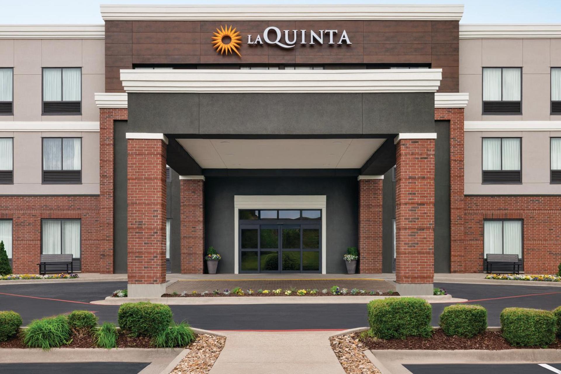 La Quinta Inn & Suites by Wyndham Springfield Airport Rte 66 photo 45