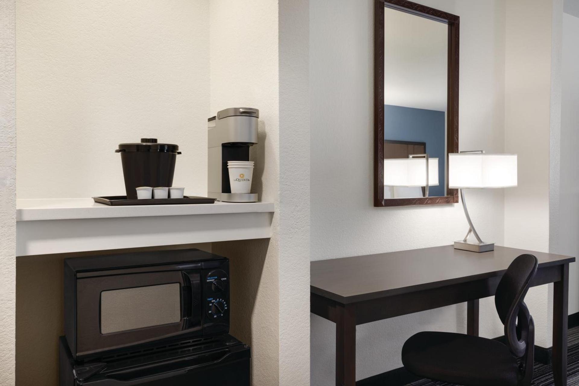 La Quinta Inn & Suites by Wyndham Springfield Airport Rte 66 photo 67