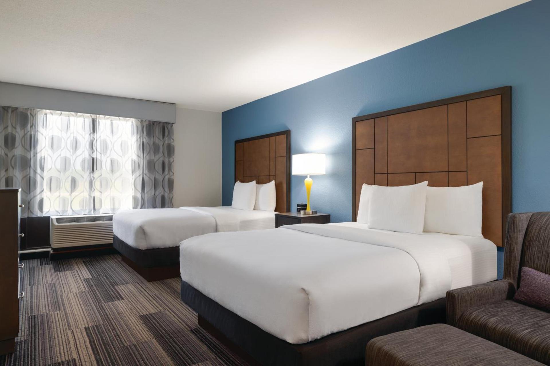 La Quinta Inn & Suites by Wyndham Springfield Airport Rte 66 photo 69
