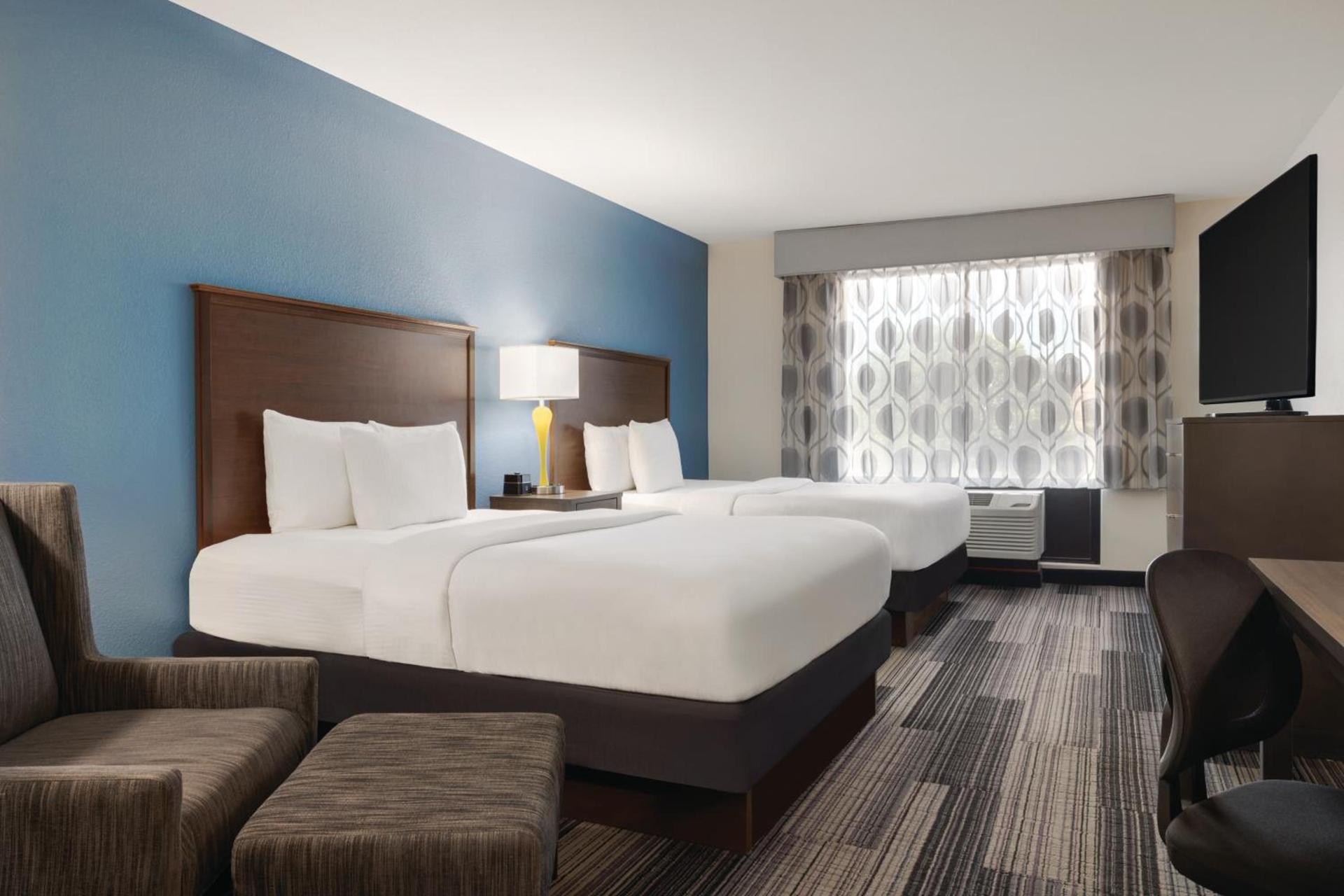 La Quinta Inn & Suites by Wyndham Springfield Airport Rte 66 photo 78