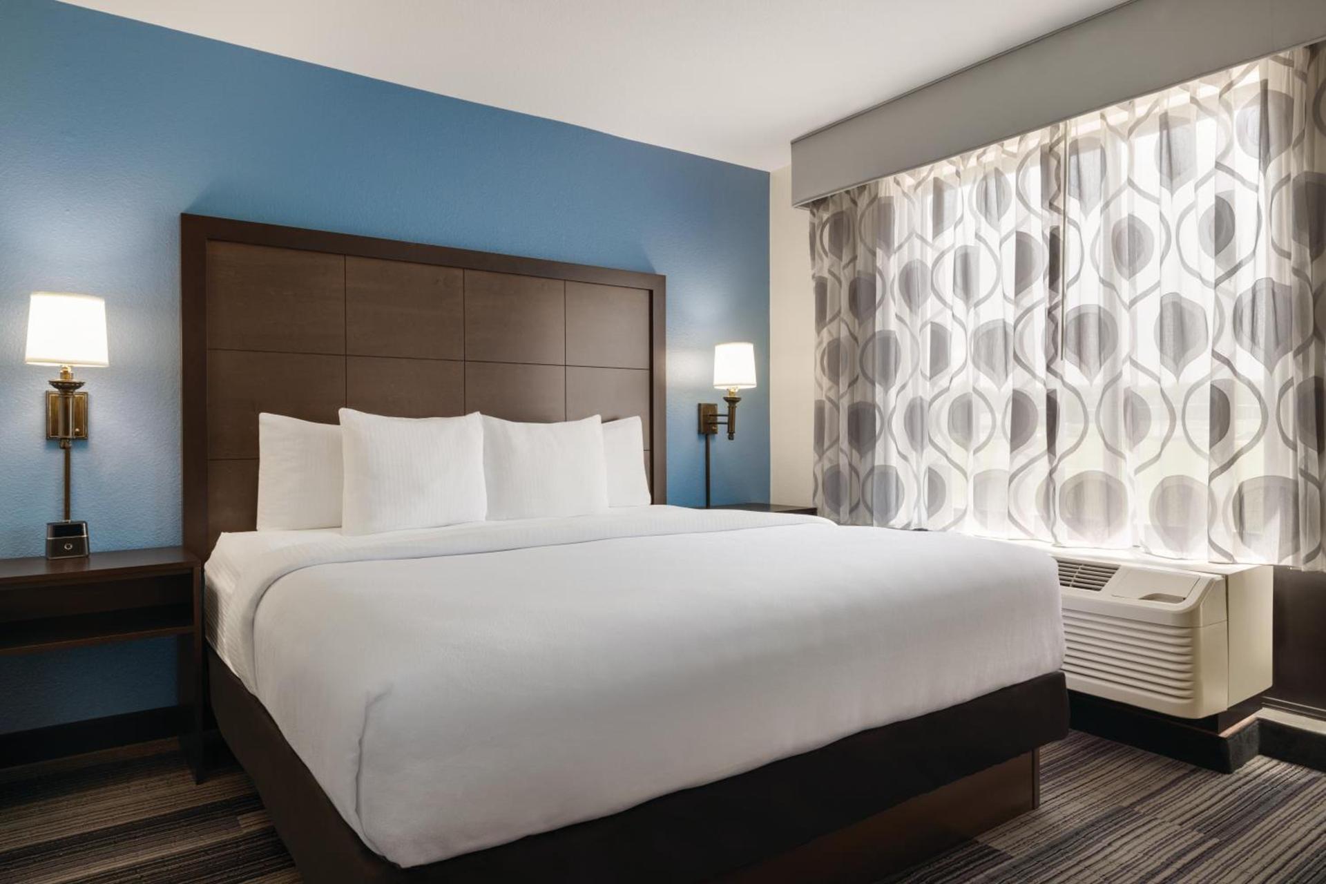 La Quinta Inn & Suites by Wyndham Springfield Airport Rte 66 photo 77