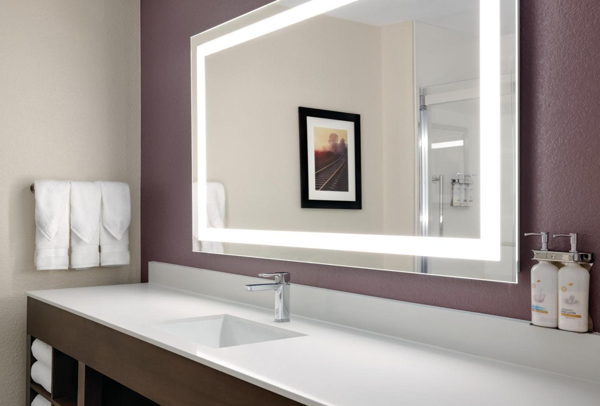 La Quinta Inn & Suites by Wyndham Springfield Airport Rte 66 photo 83