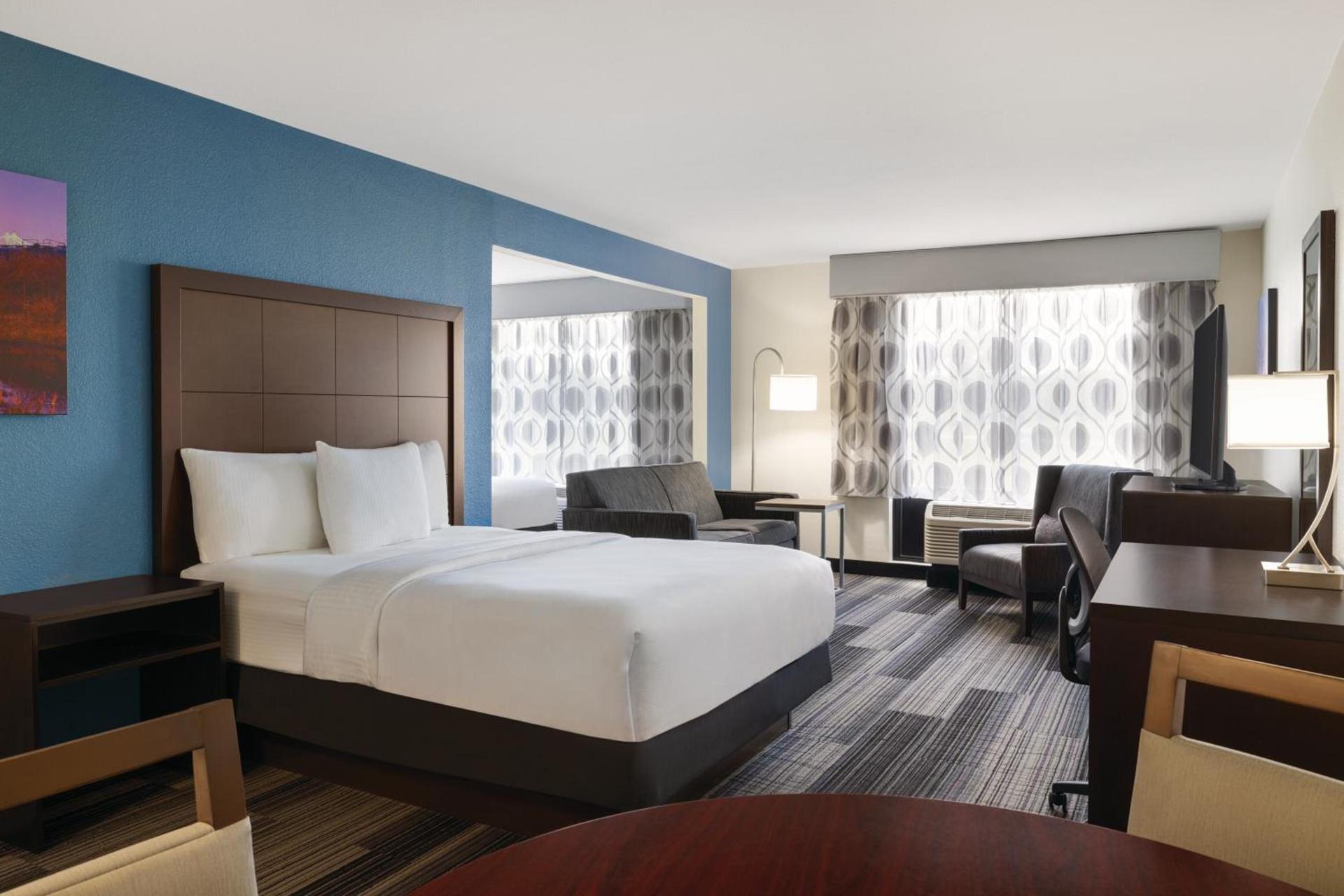 La Quinta Inn & Suites by Wyndham Springfield Airport Rte 66 photo 82