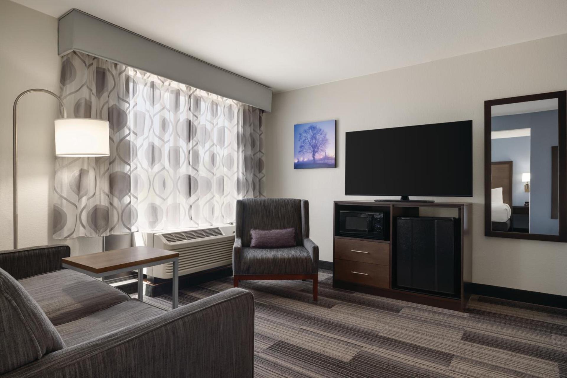 La Quinta Inn & Suites by Wyndham Springfield Airport Rte 66 photo 80