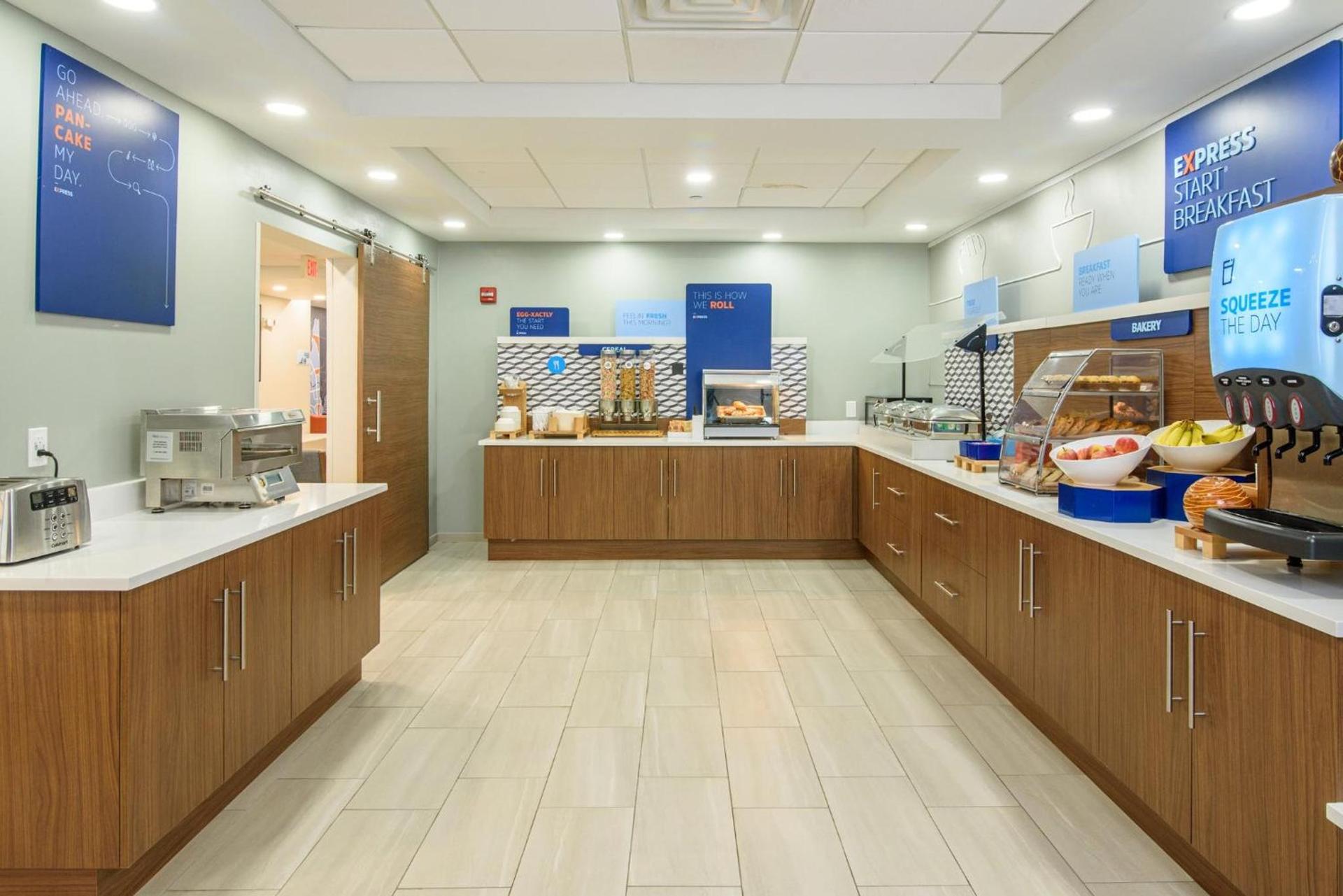 Holiday Inn Express Hotel & Suites Hampton South-Seabrook by IHG photo 61
