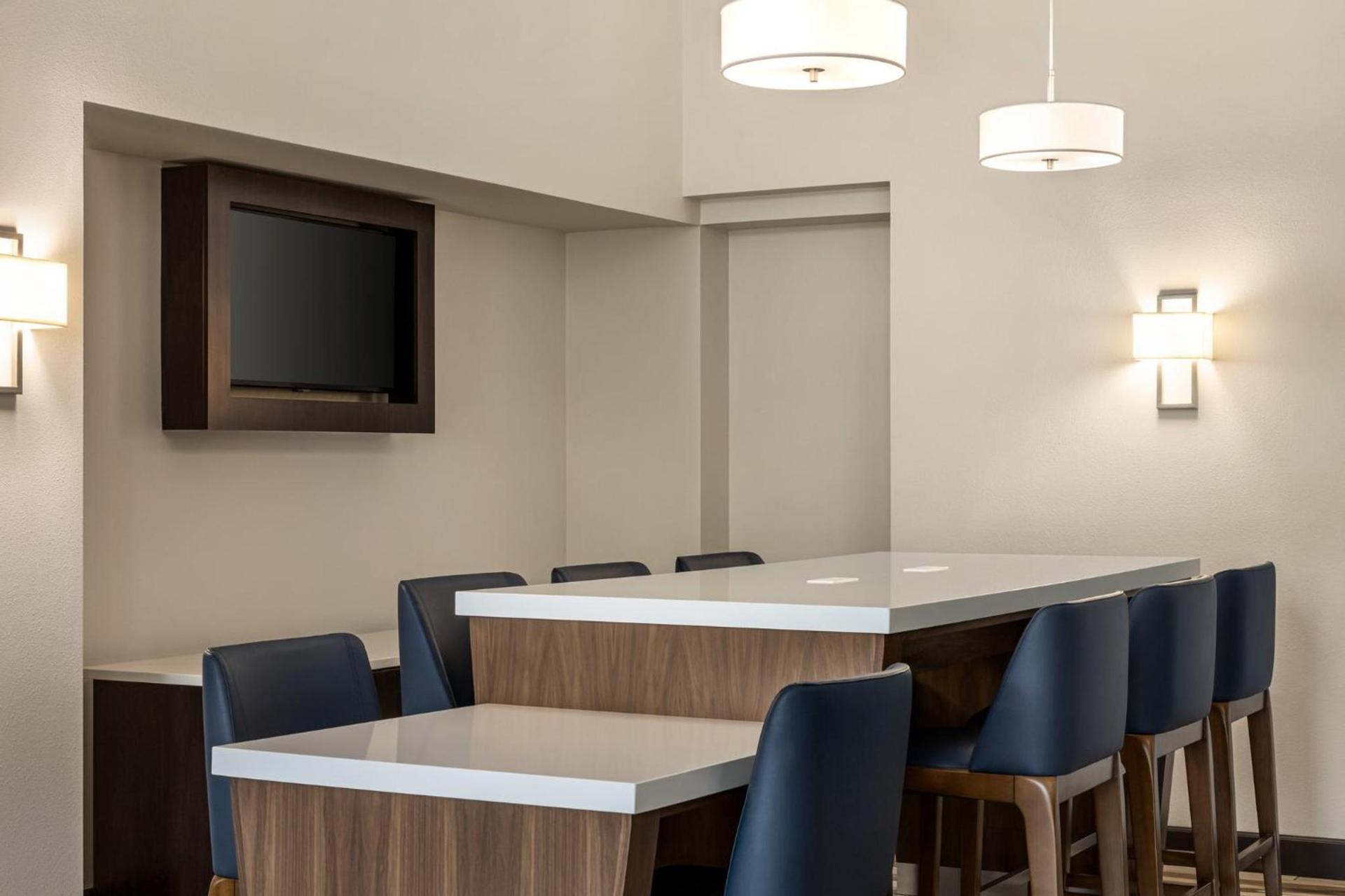 Holiday Inn Express & Suites Colorado Springs Central by IHG photo 65