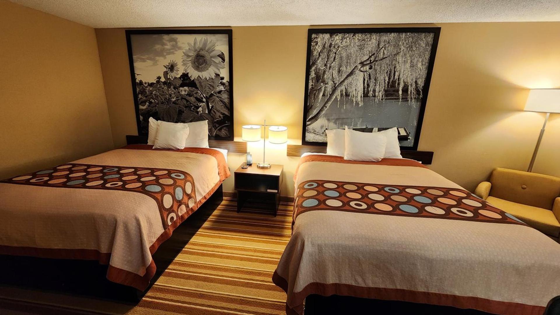 Super 8 by Wyndham Salina I-70 photo 47