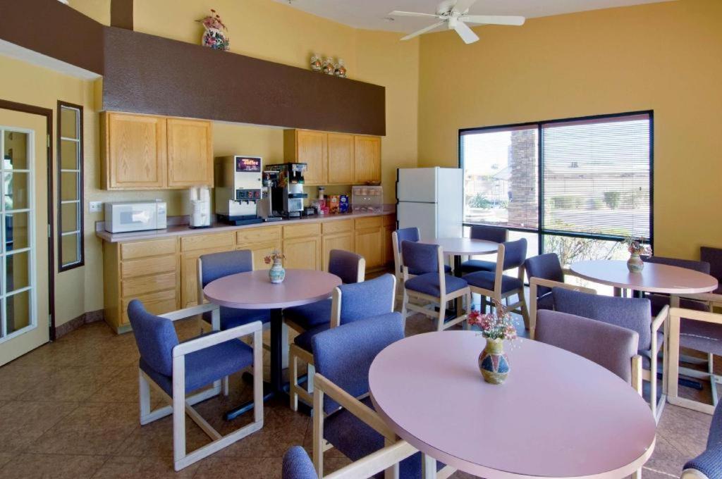 Americas Best Value Inn - Phoenix, AZ photo 4