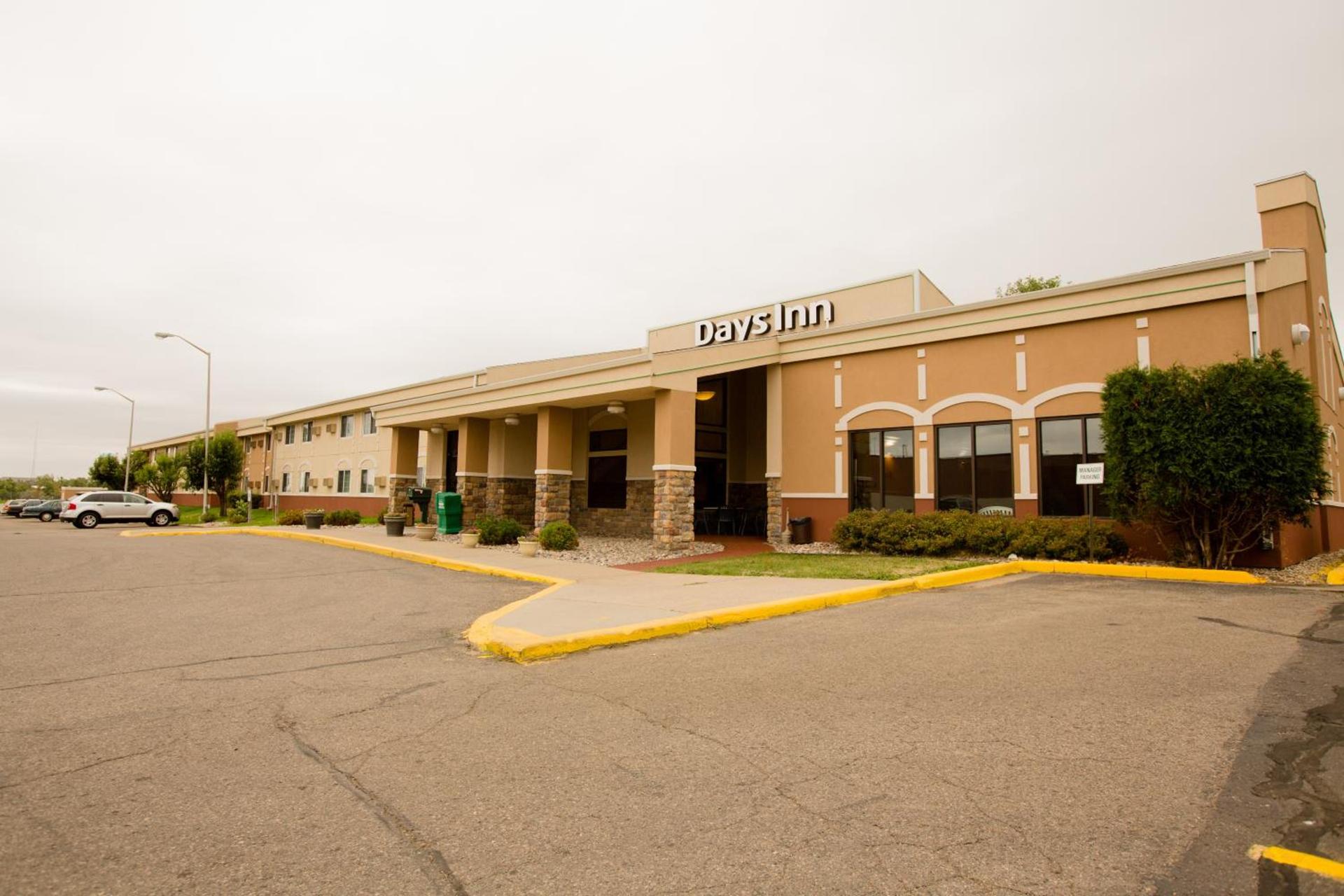 Days Inn by Wyndham Minot photo 24
