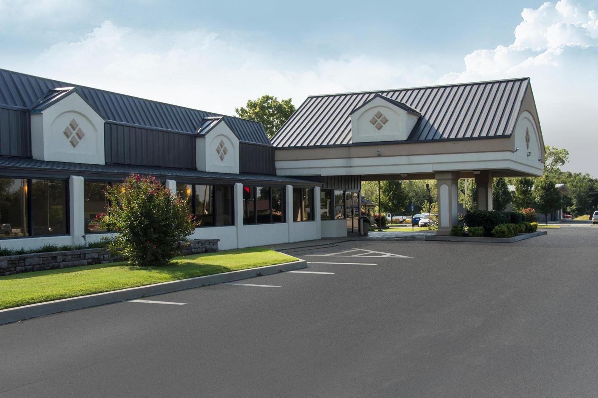 Days Inn by Wyndham Pittsburg KS photo 32
